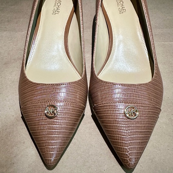 NEW Michael Kors Snake Embossed Brown Kitten Heels Pumps Size 8 - Picture 1 of 9